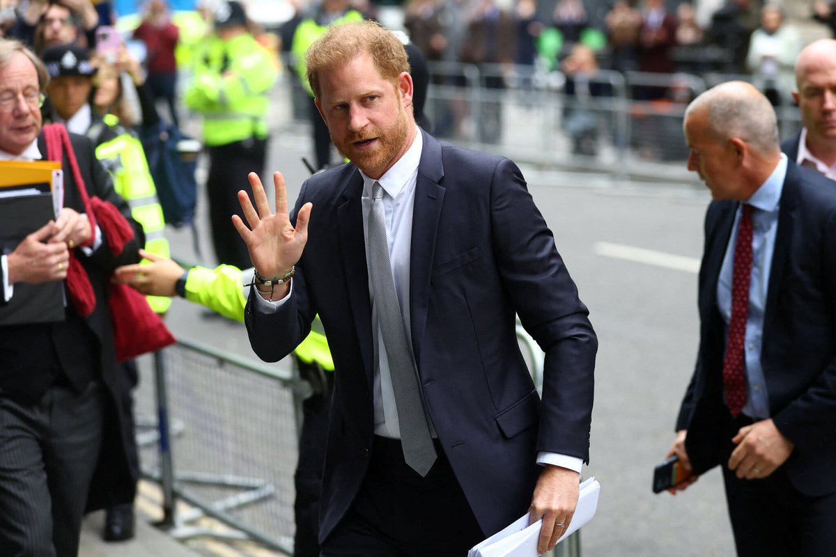 Who is his tailor? That is one well-fitted suit! Looking sharp, Dude! 🔥👍🏻
#Harry #PrinceHarry #HarryonTrial