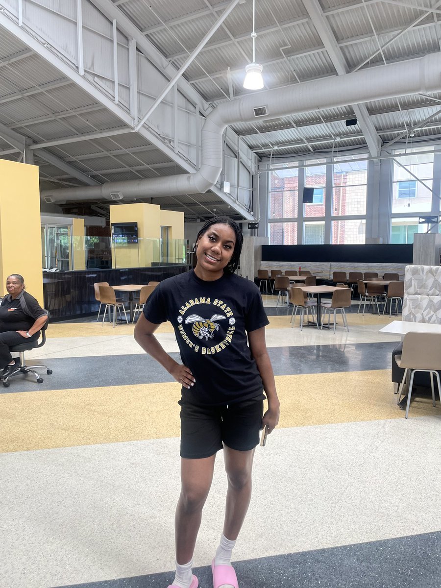 Happy Birthday to <a href="/BleedGbb/">Thee Kenwood Academy GBB</a> 2022 alum <a href="/whittt24/">WhitWhit🤞🏽❤️</a> … make it a great one!
<a href="/KenwoodSports/">Kenwood Academy Sports</a> <a href="/BroncoSociety/">Kenwood Academy</a>