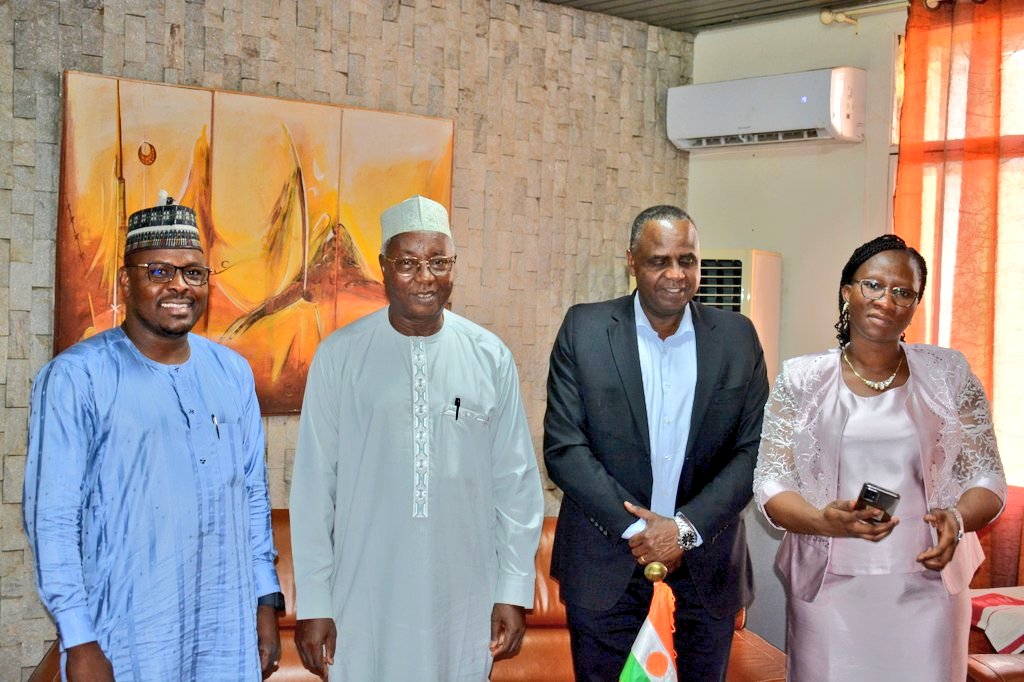 Elle m'a informé des actions menées par ce centre à  travers le projet leadership  des femmes et 2 autres initiatives sur  la résilience #climatique  et le développement des chaines de valeur #agricoles en cours.2/2