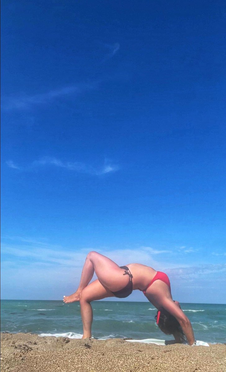 AlignonCloud9's tweet photo. Working on my #alienpose #yoga https://t.co/4IrB8hn0N4