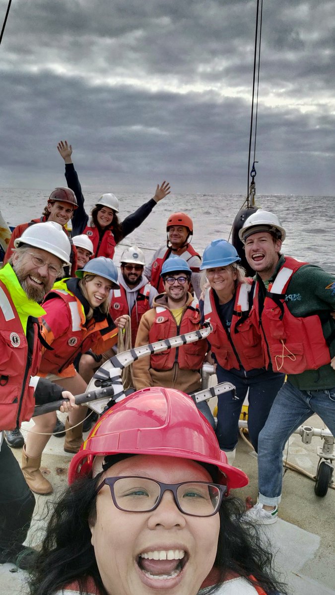 YuengP's tweet photo. Happy #WorldOceanDay! Here's some of the very happy QUICCHE crew on our very last #wireflyer deployment in the Cape Cauldron last March. 6 nationalities, 5 institutions in this shot - it takes global village to understand the ocean! https://t.co/lTtXL2FN2g