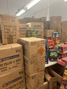 Cracking down on illegal fireworks! 

Suspects arrested after a significant seizure of dangerous fireworks. Let's prioritize firework safety and protect our neighborhoods.

Read more here:
lapdonline.org/newsroom/illeg…

Report illegal fireworks here:
complaint.lacity.org/Complaint/fire…