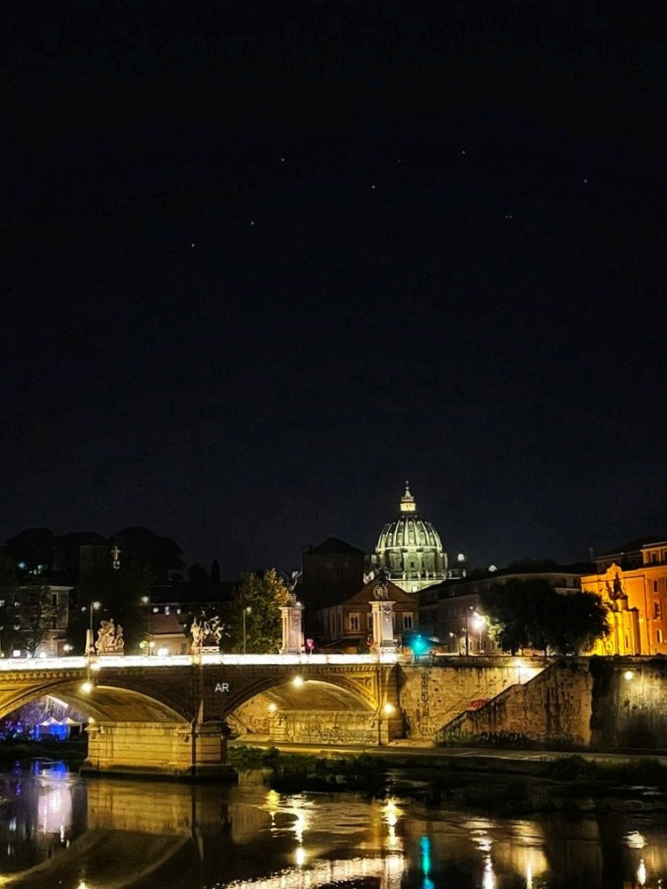 "Avevano occhi veloci come il vento
leggevano la musica 
leggevano la musica nel firmamento..."
F. De Gregori🎵 ( 📷mia #Roma)