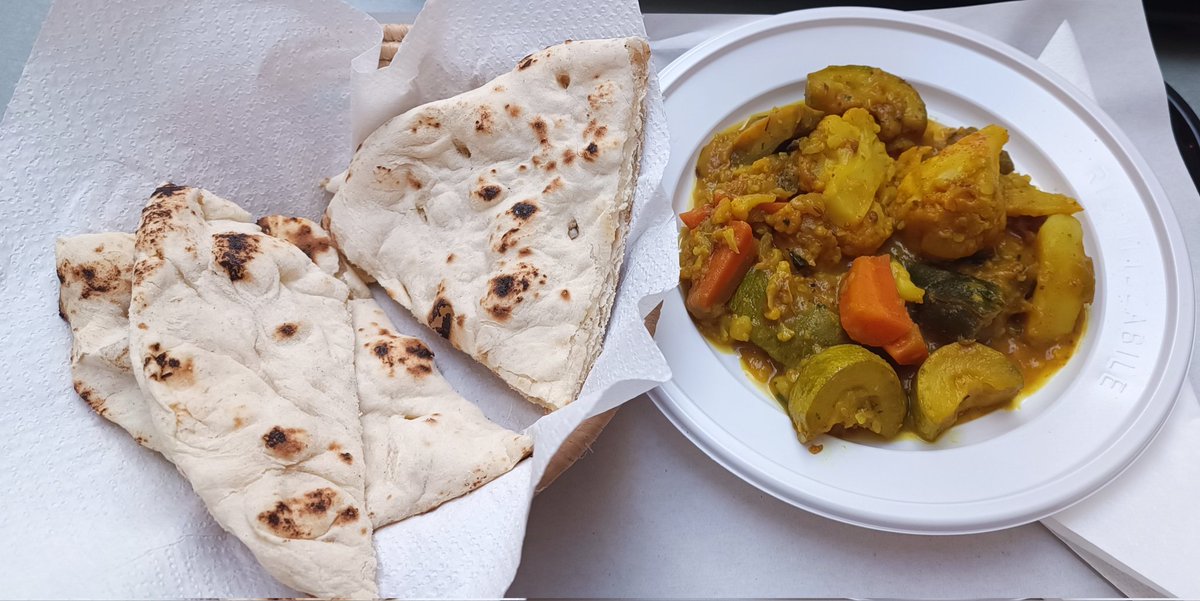 notsuprised_'s tweet photo. hejo obstawicie może bardzo proszę ile kcal? tak mniej więcej.. po prawo to same warzywa w sosie po lewo chlebki naan (tam jest 4 kawałki bo pod tym jednym z prawej strony ukrył się jeden)  #abwtbs https://t.co/XtR2hJ6GHy