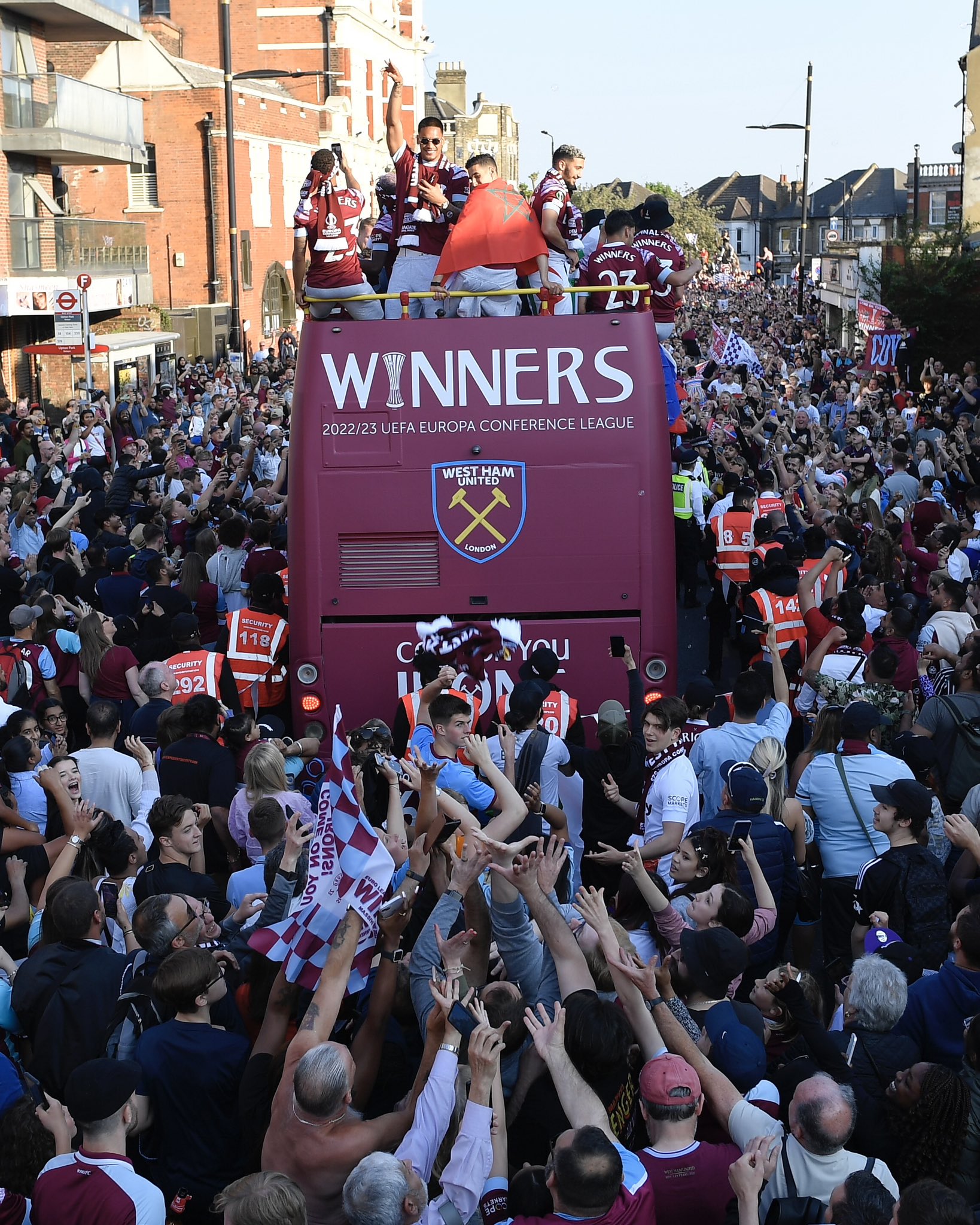 Record în fotbal! Pentru prima dată în istorie, West Ham United, o echipă clasată pe locul 14 câștigă o cupă europeană. Foto: tw/@WestHam