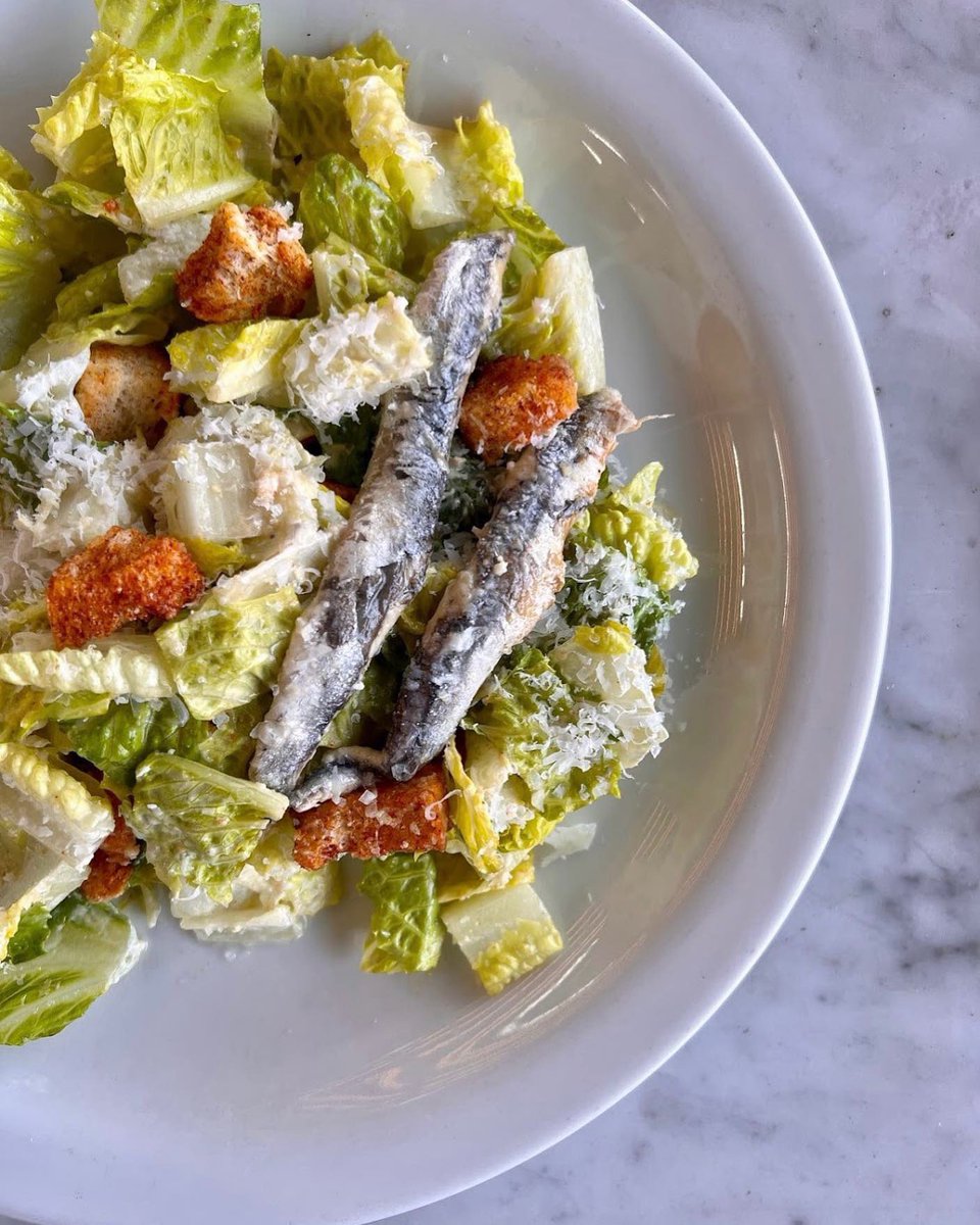 RP #LiveFirePizza #napa 
 · 
Caesar salad 🥗 with anchovies, croutons, romaine lettuce and parmesan 

@LiveFireOxbow 
#caesarsalad #caesardressing #whiteanchovies #pizza #healthyfood #napafoodie #bestcaesarintown #saladlovers💚
@OxbowPubMarket