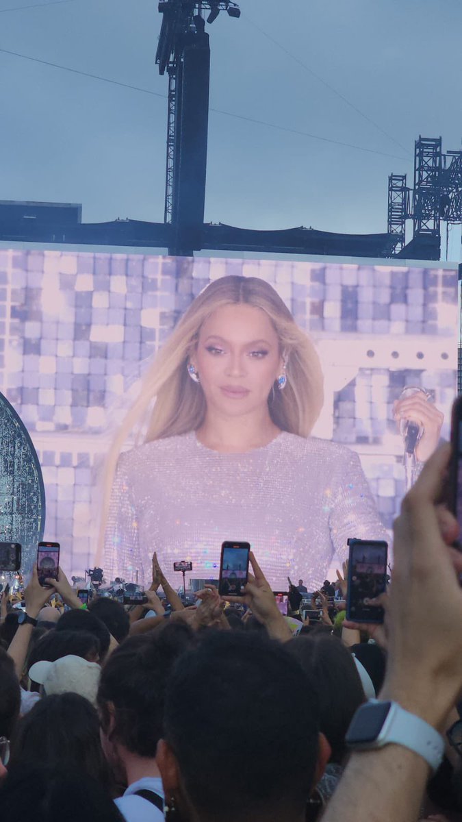 Beyoncé looks gorgeous for the Renaissance World Tour in Barcelona.