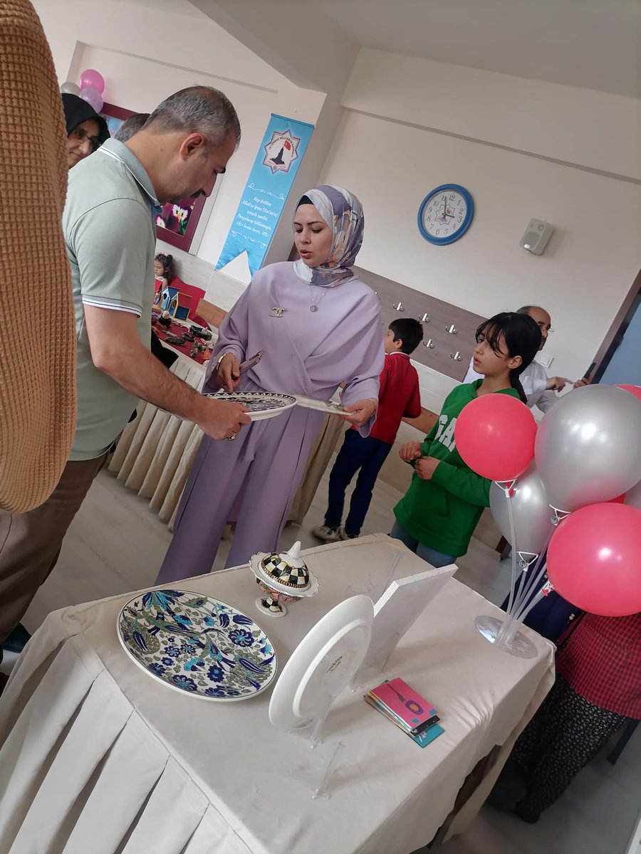 15temmuzmillib's tweet photo. Yıl boyunca Ahşap ve Seramik atölyemizde öğrenci ve velilerimizin yaptığı ürünlerimizin sergisi açıldı.
Emeği geçen öğretmen, veli, öğrencilerimize ayrıca sergimize katılan misafirlerimize teşekkür ederiz.

#ahşapseramikürünsergisi
@konyamem 
@meramMEM 
@15temmuzmillib https://t.co/8X8rnO3ItJ