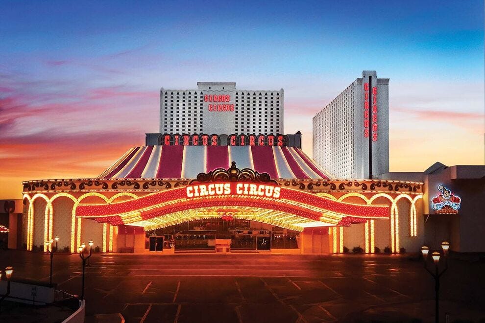 See what makes Circus Circus one of the best #hotel options for families visiting Las Vegas. #travelmore  cpix.me/a/171203173