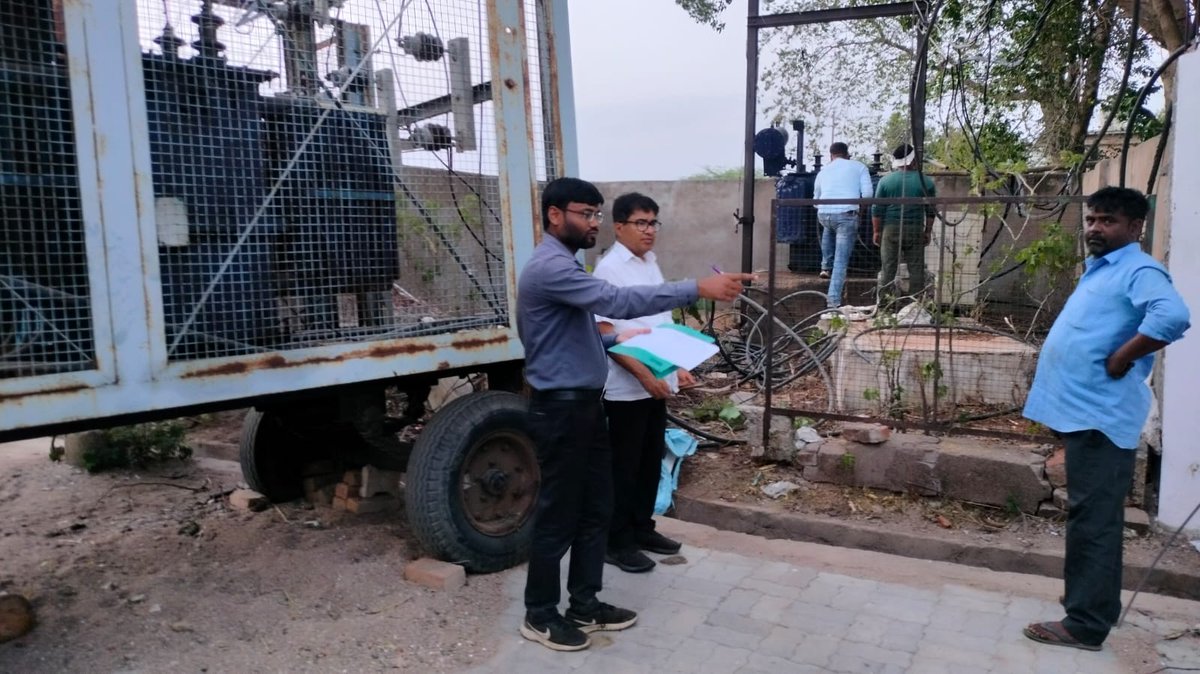 AeGoyal's tweet photo. जनपद झांसी मे कस्वा बरुआसागर में उपभोक्ताओं को निर्भात विद्युत आपूर्ति हेतु अधिशासी अभियंता कार्यशाला महोदय के साथ पीक लोड ऑवर मे परिवर्तकों का लोड चेक किया गया। https://t.co/oZilY4vL21