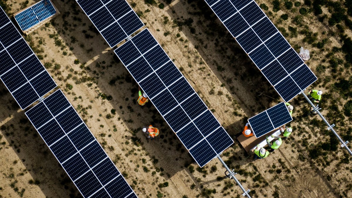 USLightEnergy's tweet photo. Did you know that #solar power is one of the fastest-growing industries in the #US? 

As the demand for #renewableenergy continues to rise, so does the need for #skilledworkers in the solar industry.

Learn more about #solarjobs &amp; careers here: https://t.co/TxMbROKzdr

#USLE https://t.co/lhPSqWnj1z