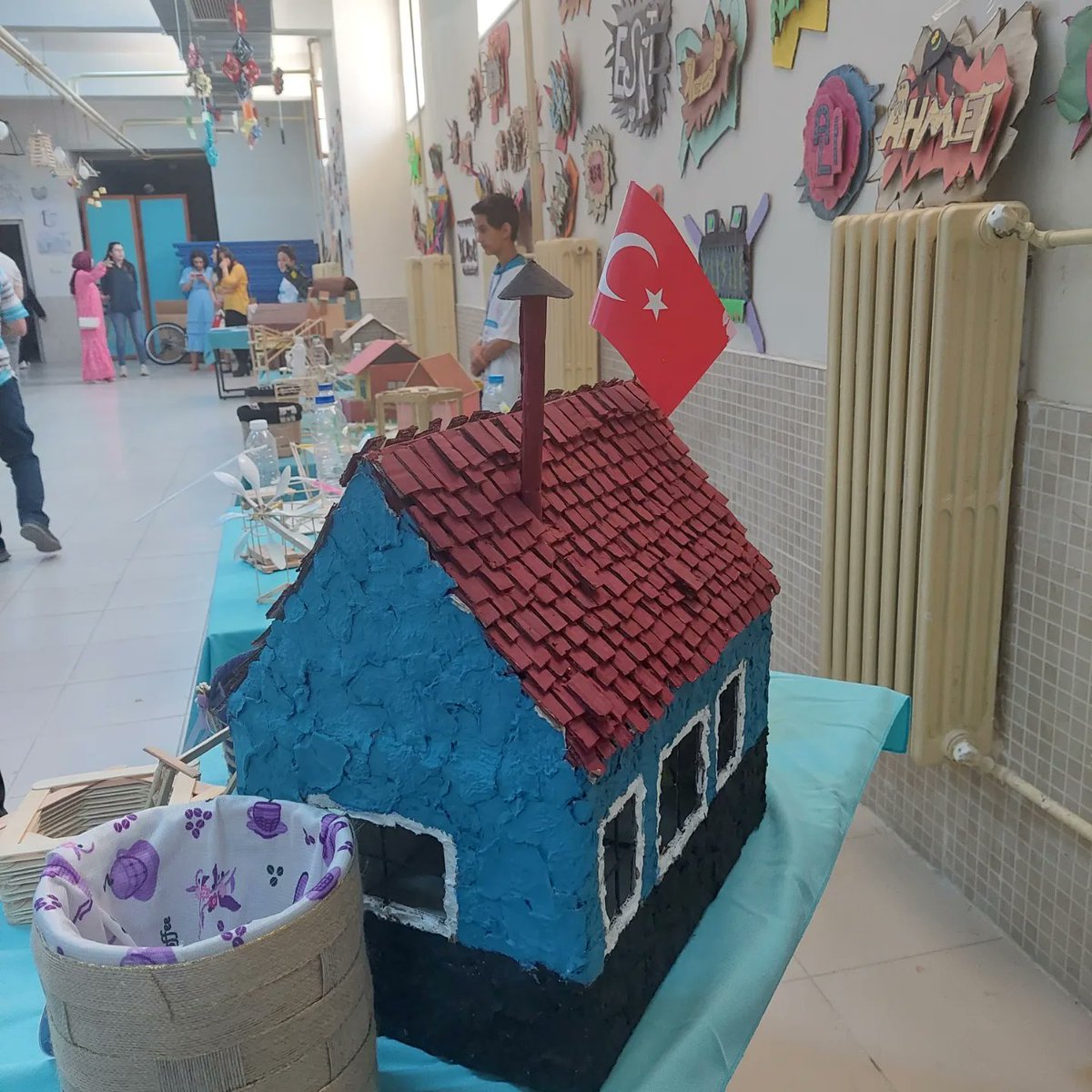 Öğrencilerimizin okulumuzun atölyelerinde binbir emekle hazırladıkları Robotik kodlama,Teknoloji Tasarım ve Görsel Sanatlar sergisi bugün velilerimizin katılımıyla açılmıştır.Emeği geçen öğretmenlerimizi ve emek veren öğrencilerimizi tebrik ediyorum.Emeklerine sağlık. <a href="/konyamem/">Konya İl MEM</a>