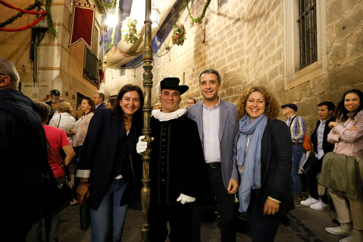 Nubes, paraguas y un Corpus como ningún otro: #Toledo brilla de orgullo en su día mas grande

Un honor vivirlo tan de cerca junto a miles de toledanos, visitantes y, por supuesto, <a href="/Aracelidlcalle/">Araceli de la Calle 🇪🇸</a> e <a href="/Irene_Benayas/">Irene Benayas</a>