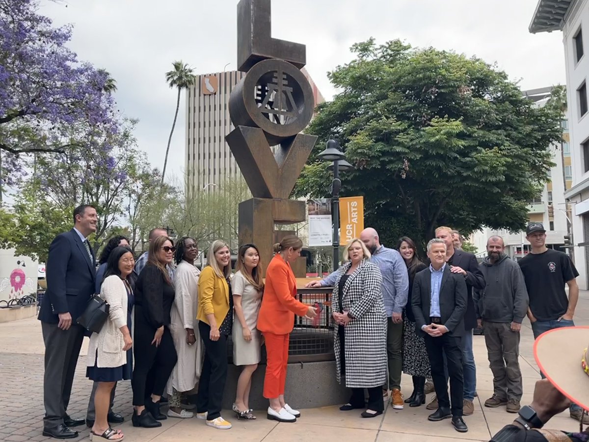 CBU_SchofBus's tweet photo. Beautiful monument unveiling by Leadership Riverside’s Class of 2022! “Lock in Your Love” gives visitors a place to memorialize love by placing a lock on the pedestal. Located on Main Street walking mall, between University &amp; 9th. #iloveriverside https://t.co/PJXgEgVH0d