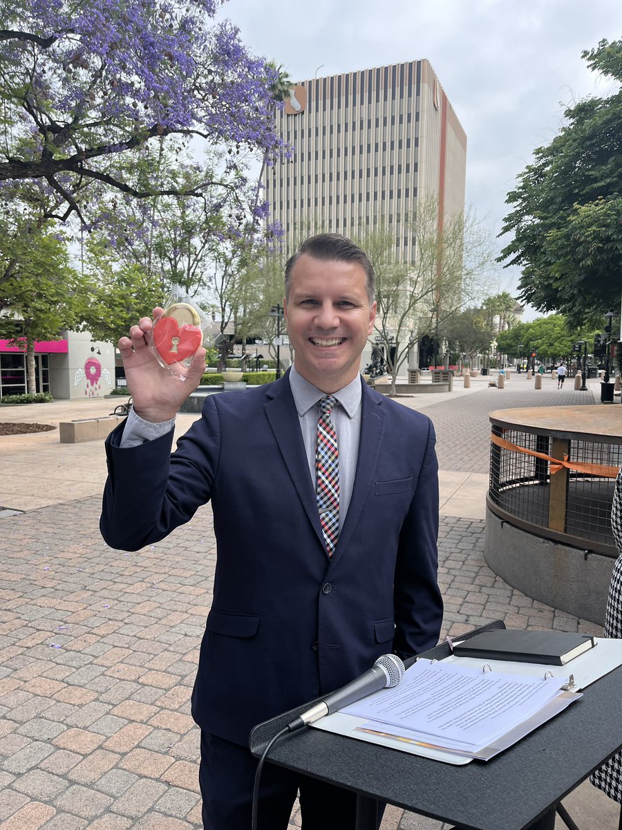 CBU_SchofBus's tweet photo. Beautiful monument unveiling by Leadership Riverside’s Class of 2022! “Lock in Your Love” gives visitors a place to memorialize love by placing a lock on the pedestal. Located on Main Street walking mall, between University &amp; 9th. #iloveriverside https://t.co/PJXgEgVH0d