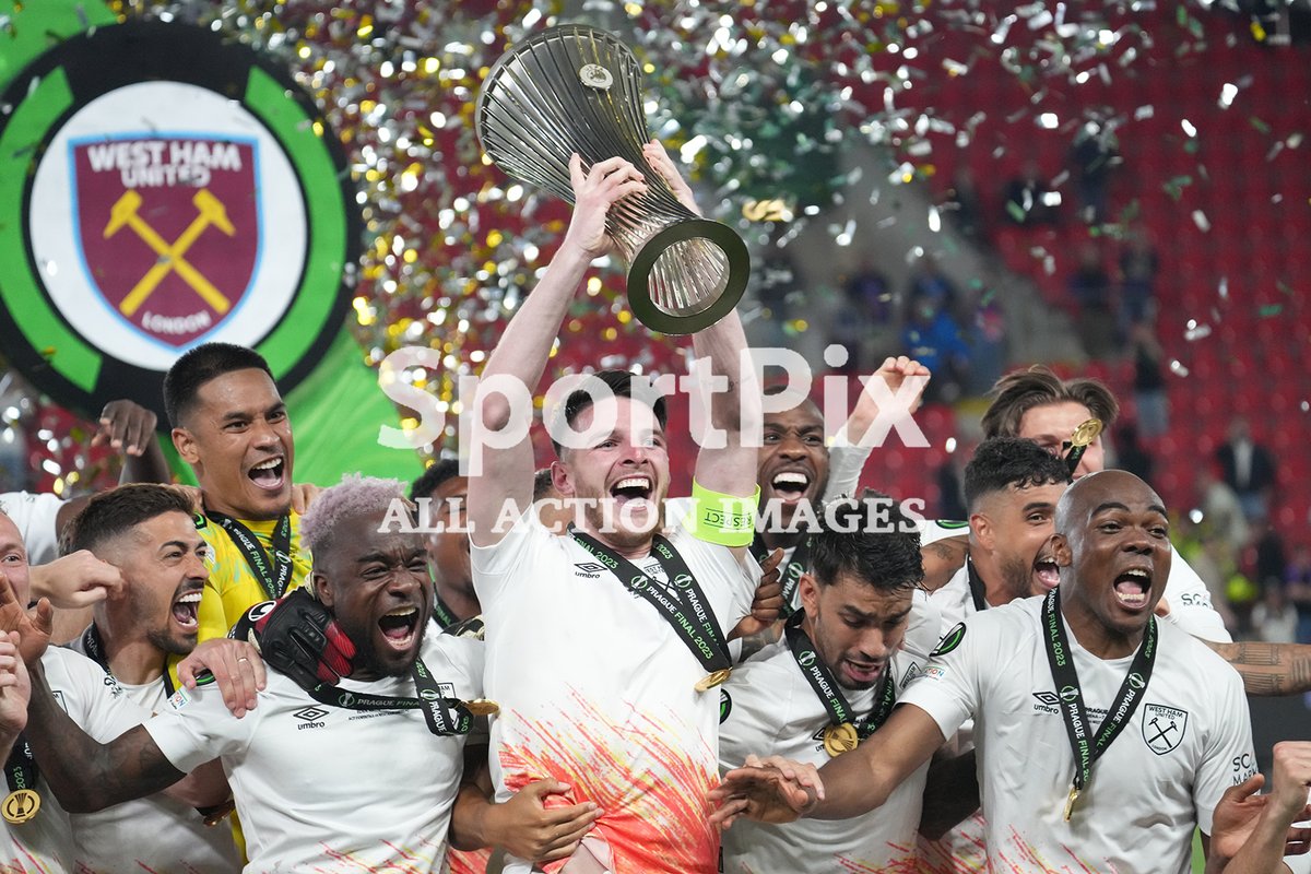 #DeclanRice lifts the #EuropaConferenceleague trophy with his #WestHam after their last minute win over #ACFFiorentina in Prague, Czech Republic, on June 7 2023.

#UEFAConferenceLeague #UEFA #COYI #DavidMoyes #SportPix #AlexandraFechete