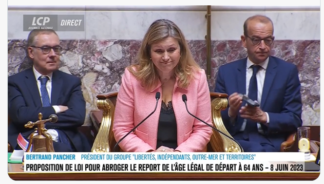 PauletteBismuth's tweet photo. La seule chiffonnière que l'on a pu voir dans l'hémicycle aujourd'hui c'est bien elle qui incitait au boxon quand le député #PPliot s'est exprimé et a remis à sa place la #macronie et #YaelBraunPivet quand à leurs agissements antidémocratiques à #DirectAN
Le ridicule C vous 🤭😂 https://t.co/kSyNZRsoKD