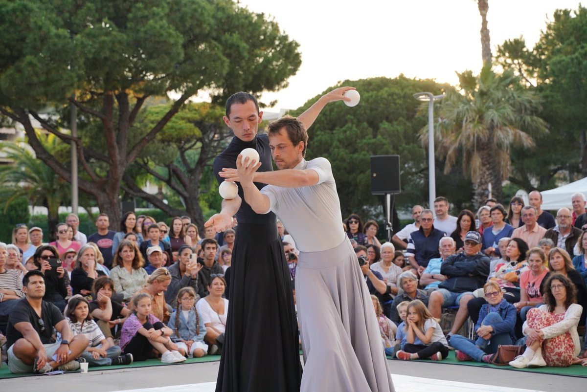 Le festival des Déantibulations fait son grand retour. Cette manifestation artistique contribue à l’attractivité de notre ville et offre l’opportunité unique de découvrir des parcours culturels éphémères, de rencontrer des artistes et de s'immerger dans des performances créatives