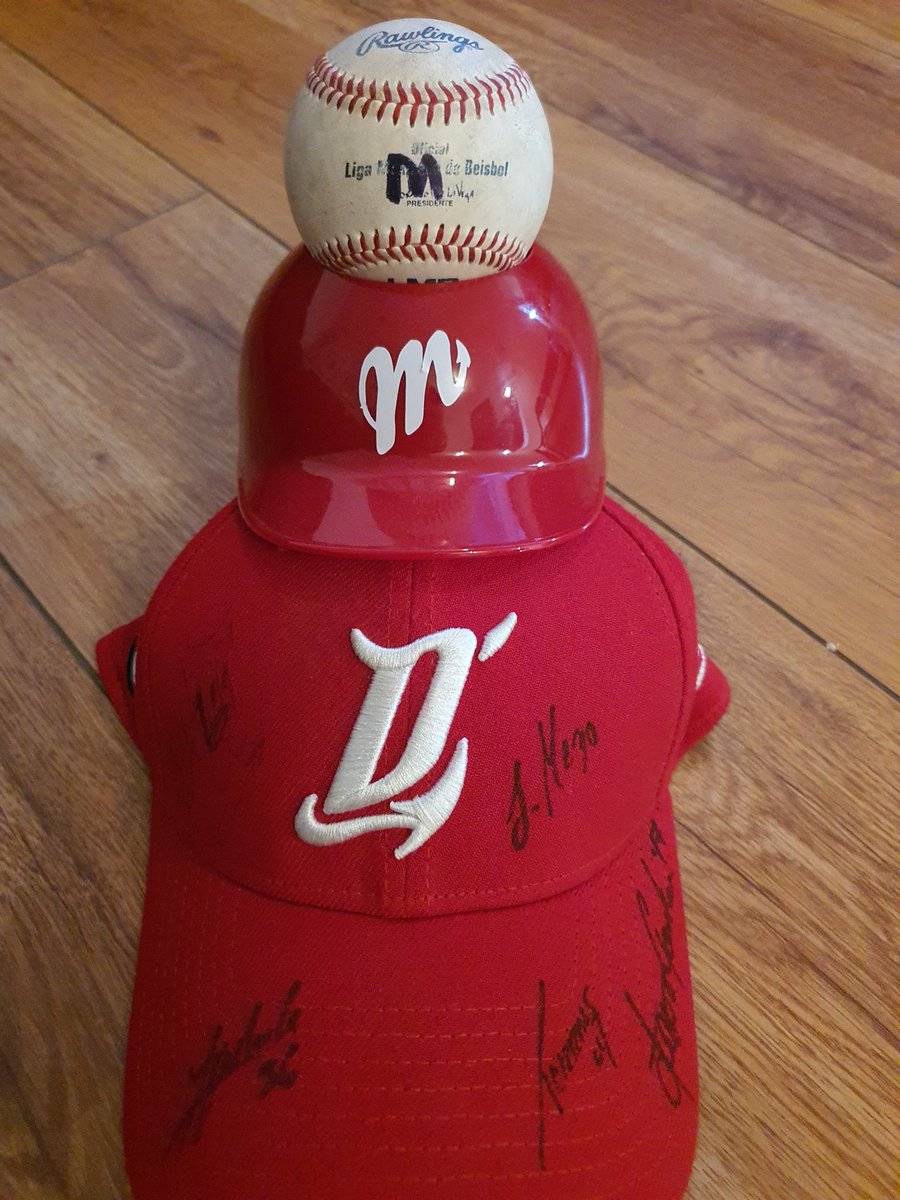 UlisesVG86's tweet photo. Queremos #TicketsPaLaBanda para estar apoyando a mis @DiablosRojosMX  siempre los mejores @laKaro_gc @LoboMorales_ @soyedisa @omar_guerrero14 , con todo @deportesWRADIO  vamos!!!! Aquí la foto con los trofeos!!! https://t.co/XZexfmQzCE