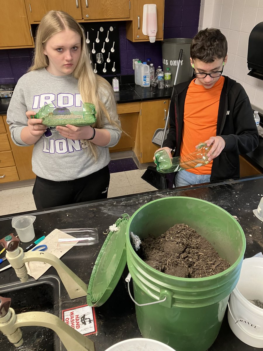 mrsj0126's tweet photo. Ss engineering ways to test impervious and permeable surfaces impacts on hydrology factors. What is the the best paving surface? Stay tuned…
#cortlandSTEM @CECSDistrict @OCMSTEMConnect https://t.co/8mKlIyy35c