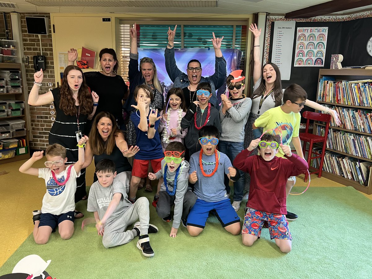 lindsaycmangan's tweet photo. 3rd Grade Teacher Treat! 🍕🪩@MsLattinM10 @MrsCONeill1 @lmdegrazia @Mrs_Rago @MsRinaldi914 @MsDavidsonk #heathcotepride https://t.co/mW72yoJKoC