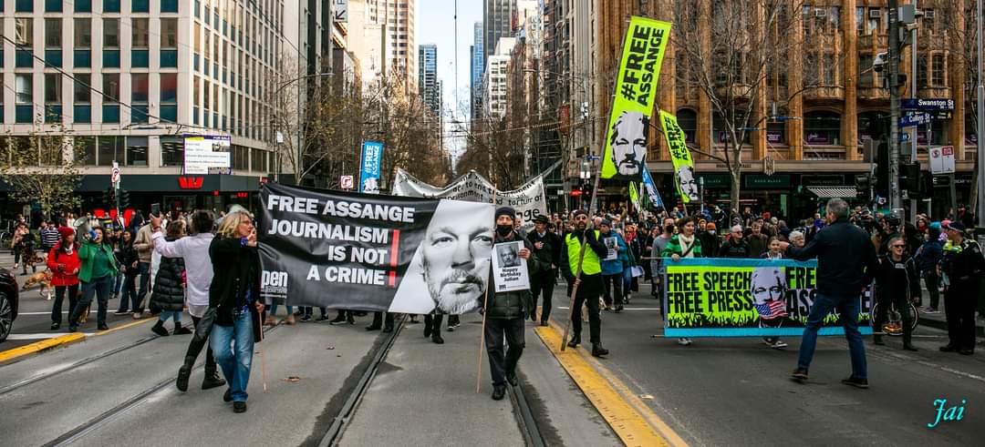 💥💥💥FRIDAY 9 JUNE
Are you in Melbourne?
Get down to British Consulate 12 noon.  Join Julian's brother Gabriel & others to express your outrage at overnight decision to reject appeal. Bring some noise!!
We need all hands on deck to
It's an emergency!!
#SaveJulian
#FreeAssange