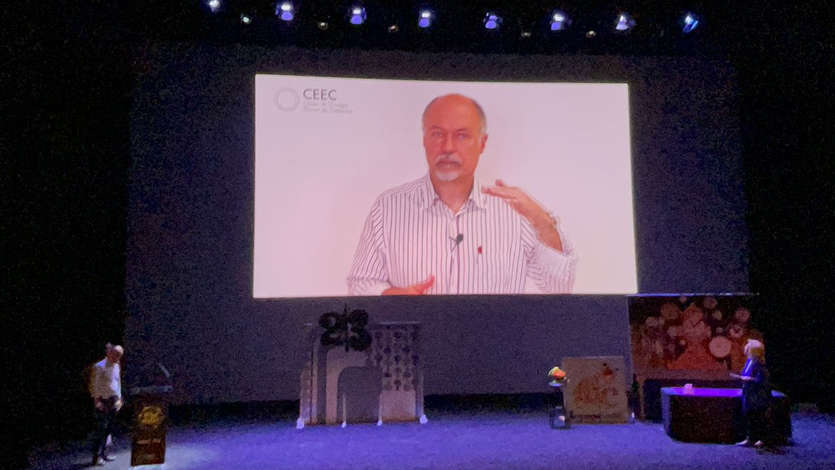 epujadesotero's tweet photo. Amb ressaca emocional encara… Vam decidir presentar el projecte SOLS🌈 @icmabCSIC als #PremisEmErgEnt del @clusterEE … Vam ser sel.leccionats entre els 3 finalistes i avui, en una gran gala al @teatrenacional, HEM GUANYAT el 1r Premi a la categoria Llavor🏆☀️
Gràcies a tots🥰 https://t.co/GVyG1o6zOm