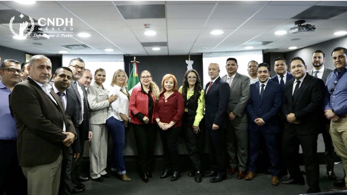 JaquelineColi18's tweet photo. "Lo que conduce y mueve al mundo, no son las máquinas, sino las ideas." - *Victor Hugo. Hoy la @CESPQ_ se posiciona en el primer lugar nacional 🇲🇽1️⃣ por sus buenas prácticas y el respeto irrestricto a los derechos humanos. #Alienta #Inspira #Innova y #Trasciende #JuntosAdelante https://t.co/qnLZwmRXKq