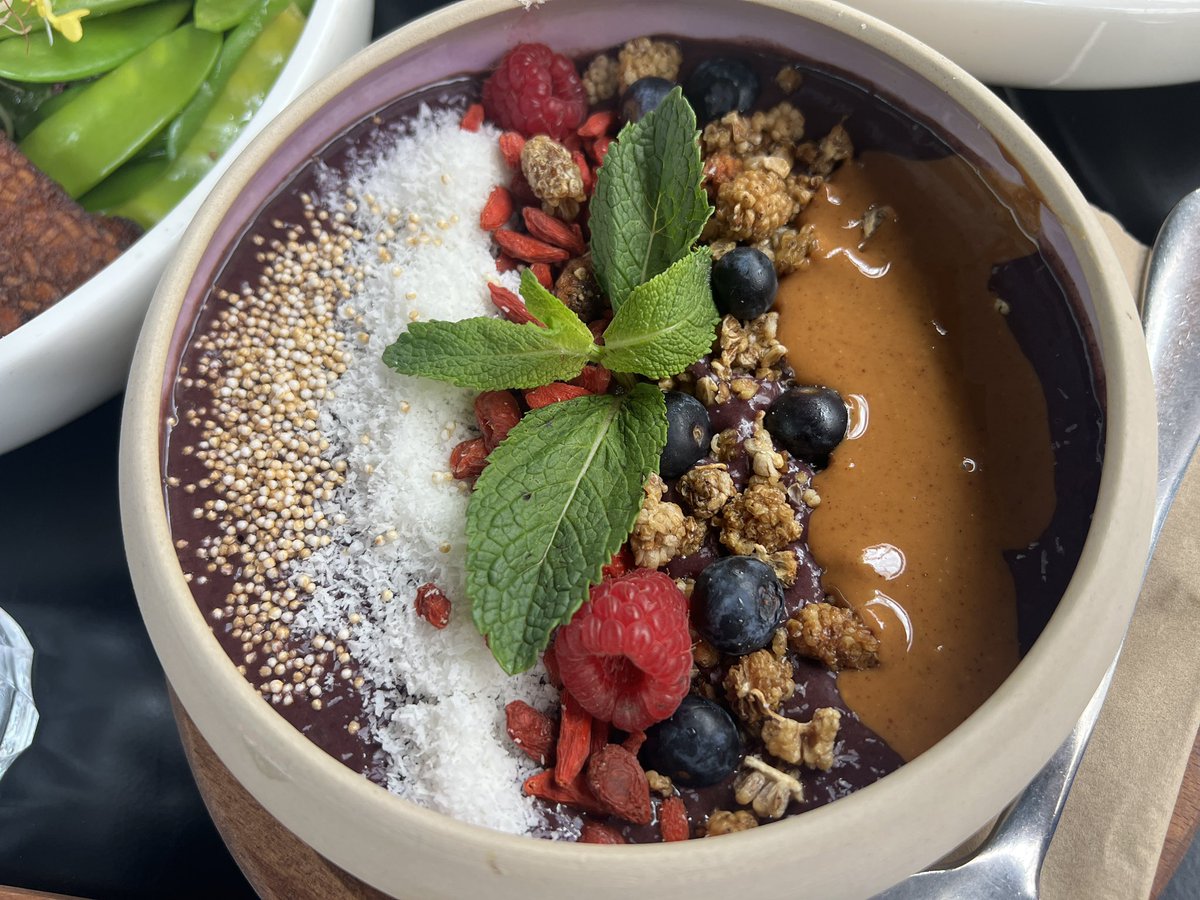 Can’t believe I really got to eat this beautiful açaí bowl. Vegan restaurants are the best

#vegan #veganfood #germany