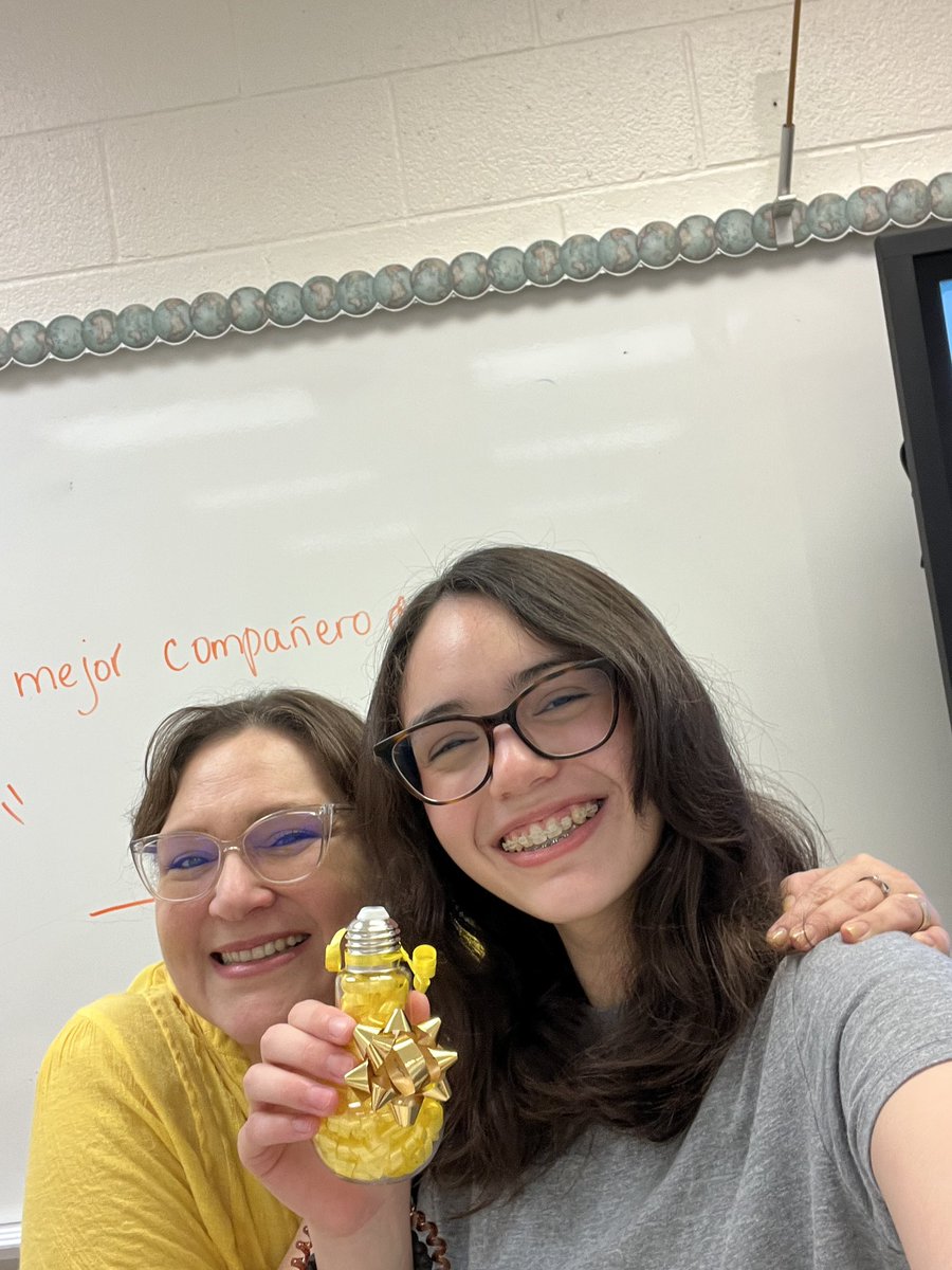 SraAlbaMercado's tweet photo. The classes voted #elmejorcompañero 💡🤩🥰 https://t.co/LRuKjHW78B