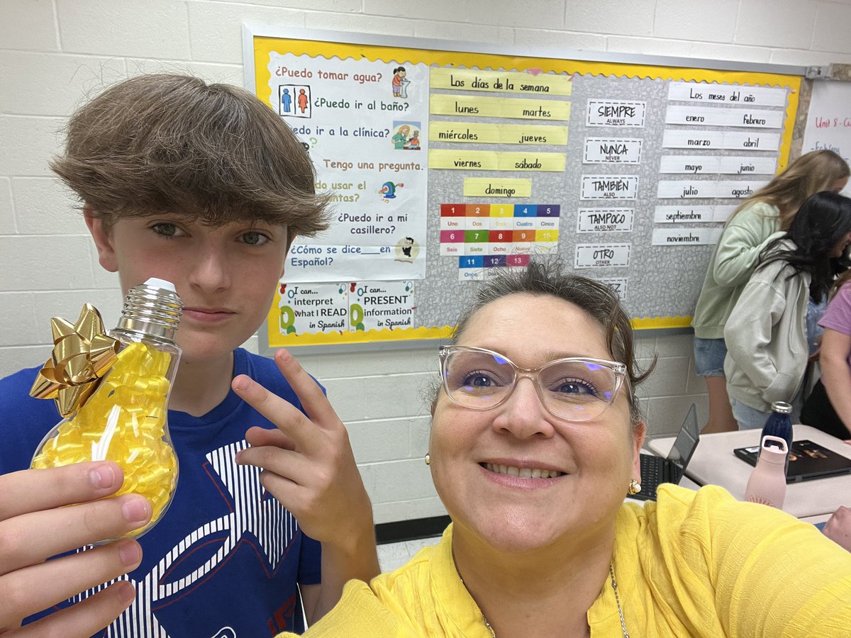 SraAlbaMercado's tweet photo. The classes voted #elmejorcompañero 💡🤩🥰 https://t.co/LRuKjHW78B