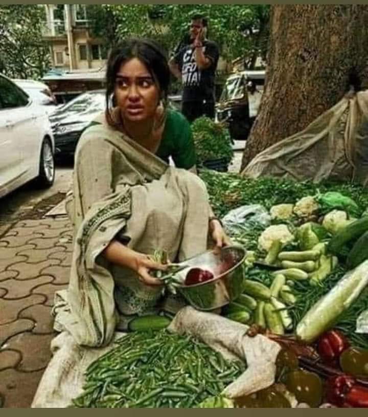 Sanatani_Purnim's tweet photo. 💐💐*'असली शिक्षा"*💐💐

एक बड़ी सी गाड़ी आकर बाजार में रूकी, कार में ही मोबाईल से बातें करते हुयें, महिला ने अपनी बच्ची से कहा, जा उस बुढिया से पूछ सब्जी कैंसे दी, बच्ची कार से उतरतें ही,

अरें बुढिया यें सब्जी कैंसे दी?
40 रूपयें किलों, बेबी जी.....

सब्जी लेते ही, उस बच्ची ने सौ रूपयें का नोट उस सब्जी वाली को फेंक कर दिया, और आकर कार पर बैठ गयी, कार जाने लगी तभी अचानक किसी ने कार के सीसे पर दस्तक दी,

एक छोटी सी बच्ची जो हाथ में 60 रूपयें कार में बैठी उस औरत को देते हुये, बोलती हैं आंटी जी यें आपके सब्जी के बचें 60 रूपयें हैं, आपकी बेटी भूल आयी हैं,
कार में बैठी औरत ने कहा तुम रख लों,

 उस बच्ची बड़ी ही मिठी और सभ्यता से कहा, नही आंटी जी हमारें जितने पैंसे बनते थें हमने ले लियें हमें, हम इसे नही रख सकतें, मैं आपकी आभारी हूं, आप हमारी दुकान पर आए, आशा करती हूं, की सब्जी आपको अच्छी लगें, जिससे आप हमारें ही दुकान पर हमेशा आए, उस लड़की ने हाथ जोड़े और अपनी दुकान लौट गयी.......

कार में बैठी महिला उस लड़की से बहुत प्रभावित हुई और कार से उतर कर फिर सब्जी की दुकान पर जाने लगी, जैसें ही वहाँ पास गयी, सब्जी वाली अपनी बच्ची को पूछते हुयें, तुमने तमीज से बात की ना, कोई शिकायत का मौका तो नही दिया ना??

बच्ची ने कहा, हाँ माँ मुजे आपकी सिखाई हर बात याद हैं, कभी किसी बड़े का अपमान मत करो, उनसे सभ्यता से बात करो, उनकी कद्र करो, क्यूकि बड़े_बुजर्ग बड़े ही होते हैं, मुजे आपकी सारी बात याद हैं, और मैं सदैव इन बातों का स्मरण रखूगी,

बच्ची ने फिर कहा, अच्छा माँ अब मैं स्कूल चलती हूं, शाम में स्कूल से छुट्टी होते ही, दुकान पर आ
 जाऊंगी.......

कार वाली महिला शर्म से पानी पानी थी, क्यूकि एक सब्जी वाली अपनी बेटी को, इंसानियत और बड़ों से बात करने शिष्टाचार करने का पाठ सीखा रही थी और वो अपने अपनी बेटी को छोटा_बड़ा ऊंच_नीच का मन में बीज बो रही थी.....!!

"गौर करना दोस्त,
सबसे  अच्छा तो वो कहलाता हैं, जो आसमान पर भी रहता हैं, और जमींन से भी जुड़ा रहता है।
"बस इंसानियत, भाईचारें, सभ्यता, आचरण, वाणी में मिठास, सब की इज्जत करने की सीख दीजिए अपने बच्चों को, क्यूकि अब बस यहीं पढ़ाई हैं जो आने वाले समय में बहुत ही जादा मुश्किल होगी, इसे पढ़ने इसे याद रखने इसे ग्रहण करने में,और जीवन को उपयोगीबनानेंमें।
🙏🙏🙏🙏🙏