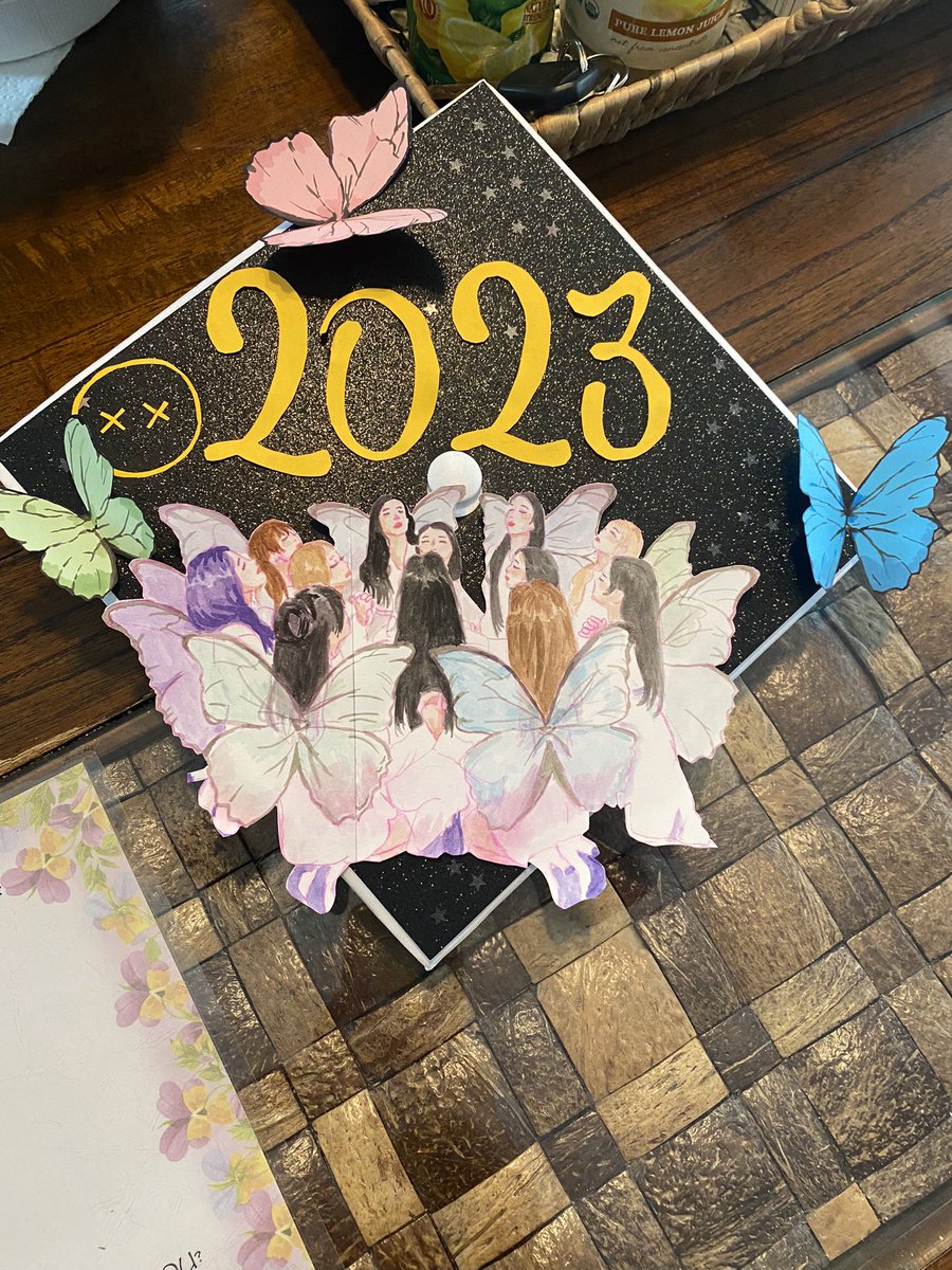 my loona graduation cap for today 😗