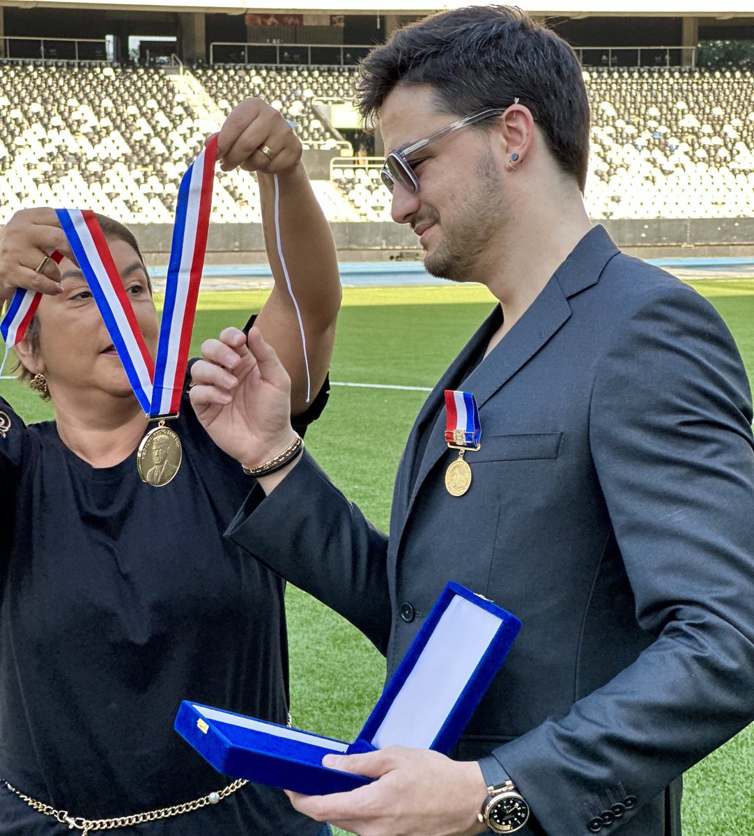 Felipe Neto recebeu hoje a medalha Pedro Ernesto da Câmara Municipal do Rio de Janeiro por "combater as fake news".
Felipe Neto foi condenado em 2021 justamente por divulgar "fake news" e até ontem estava divulgando a Blaze, um site de apostas que remunera influenciadores de