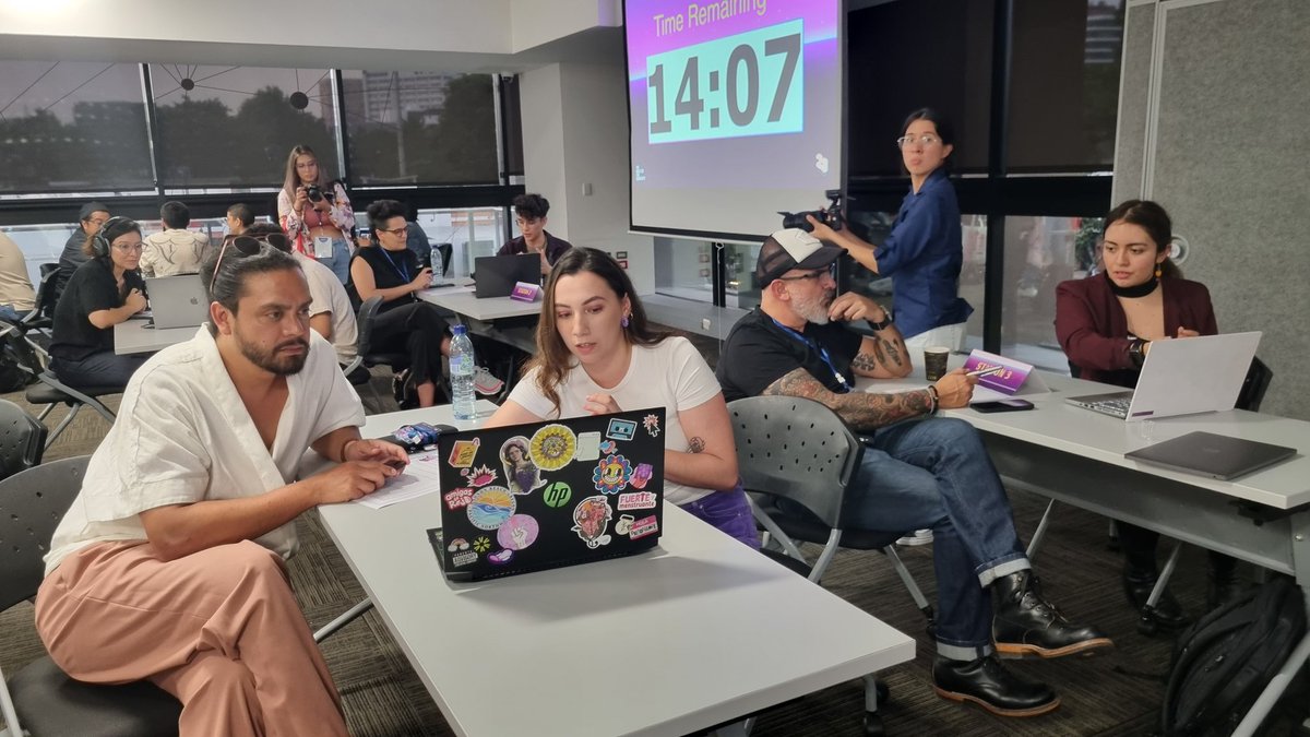 andre_videsgt's tweet photo. Los participantes tienen sesiones con integrantes del jurado calificador quienes son reconocidos profesionales  de la industria de publicidad, cine, marketing y demas. #PortafolioNightGt #ExportaTuTalento #ExportandoServicios @agexport_EN @AGEXPORTGT https://t.co/SqEB2gDdRA