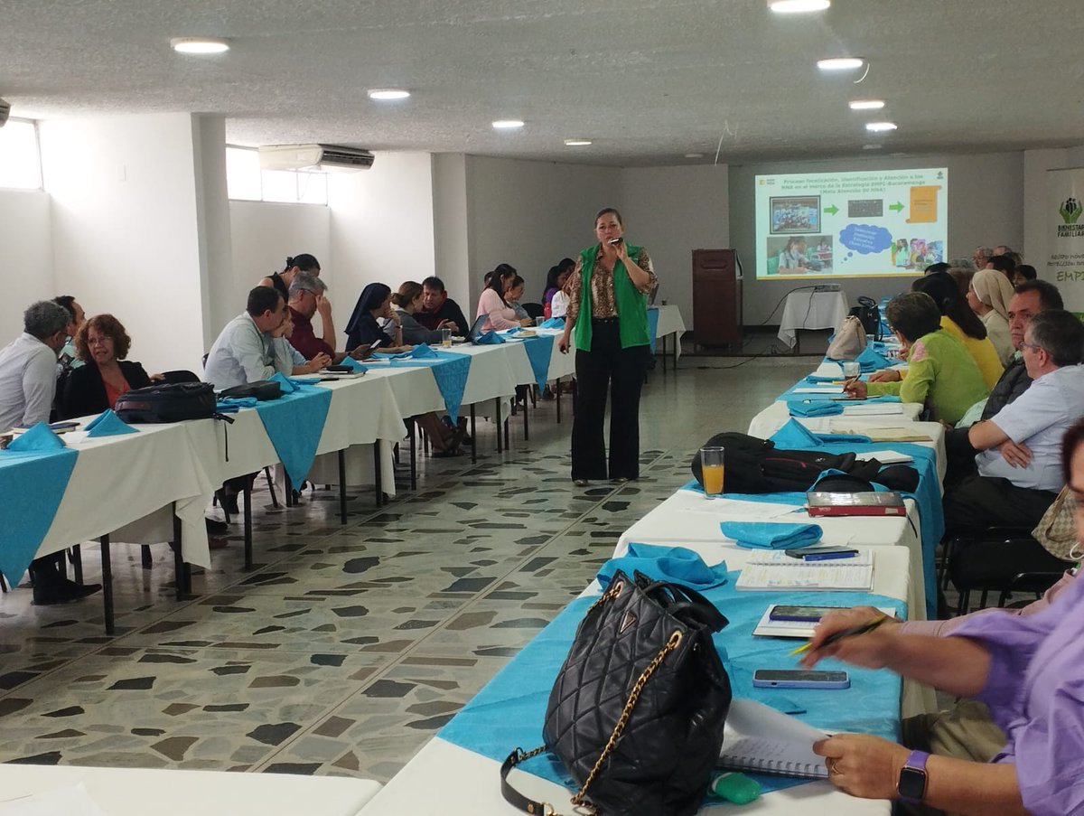 MarthaTopi's tweet photo. 🟢El Equipo Móvil de Protección Integral socializó estrategia y acciones orientadas a la focalización de niños-as👧🏻🧒🏻y adolescentes🙋🏻en situación de riesgo de trabajo infantil, alta permanencia en calle y deserción escolar, con rectores de Instituciones educativas de #Bucaramanga https://t.co/8UJqdvJJCp