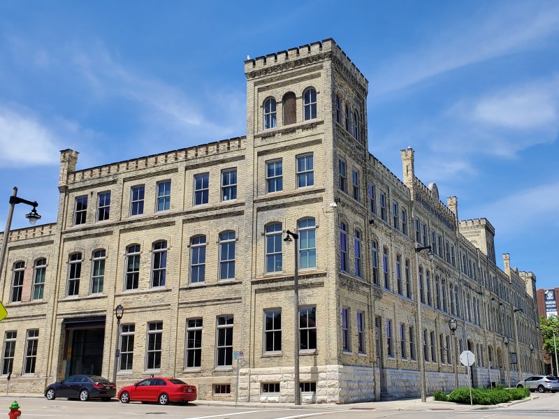 The Old Pabst Brewery complex is Stop #9 on our FREE Westown self-guided walking tour! Plus see @WICenterMKE, @MKEPublicMuseum, @FiservForum & more. evisitorguide.com/milwaukee/metr… #Milwaukee #MKE @visitmilwaukee @WestownAssoc #tours #travel #budgettravel #SightseeingMadeSimple.