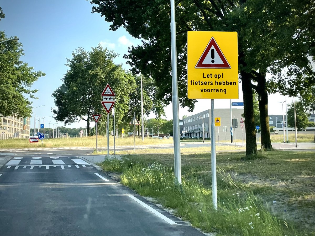 Iemand bij de Gemeente bedenkt de meest onoverzichtelijke rotondes ooit, en vervolgens zijn er tien foeilelijke verkeersborden per rotonde extra nodig  <a href="/gemeentetilburg/">gemeentetilburg</a> #reeshof