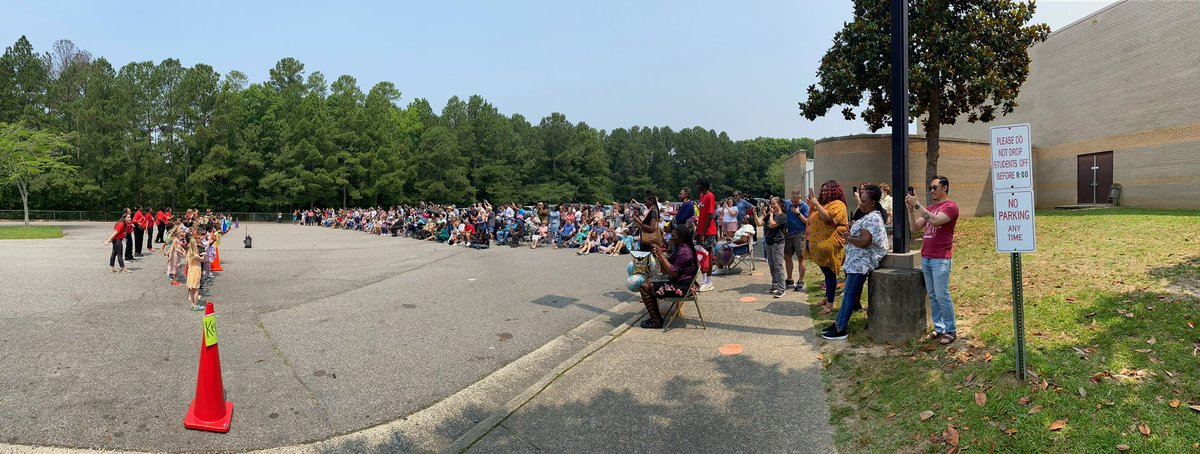 SouthwestDPS's tweet photo. Wonderful turn out for our End-of-Year Kindergarten program! #SWSeahawks #DPS #1stgradeherewecome https://t.co/k8gQivzsQj