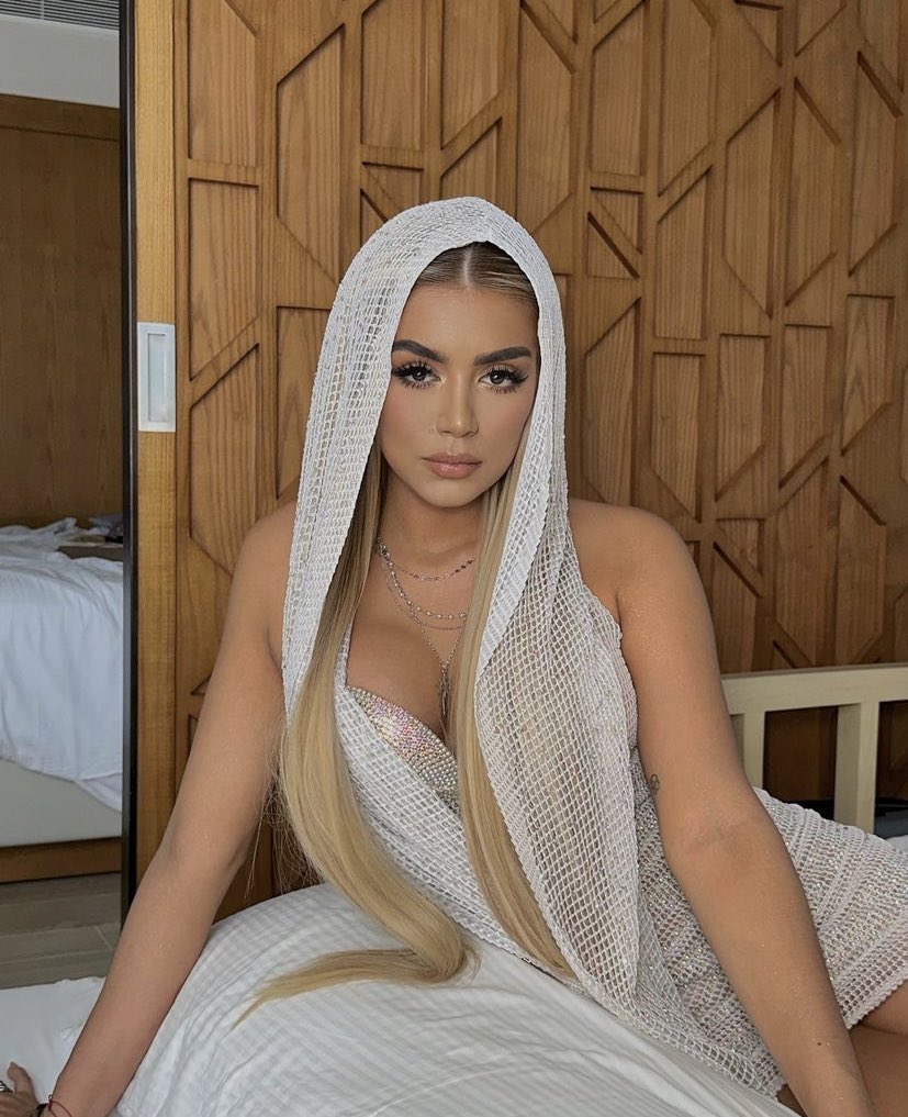 RadioPuntoRojo's tweet photo. La princesa de #Ecuador ahora es la novia de Ecuador, nos tiene enamorados @andreinabravo11 https://t.co/C1DlgUoWXJ