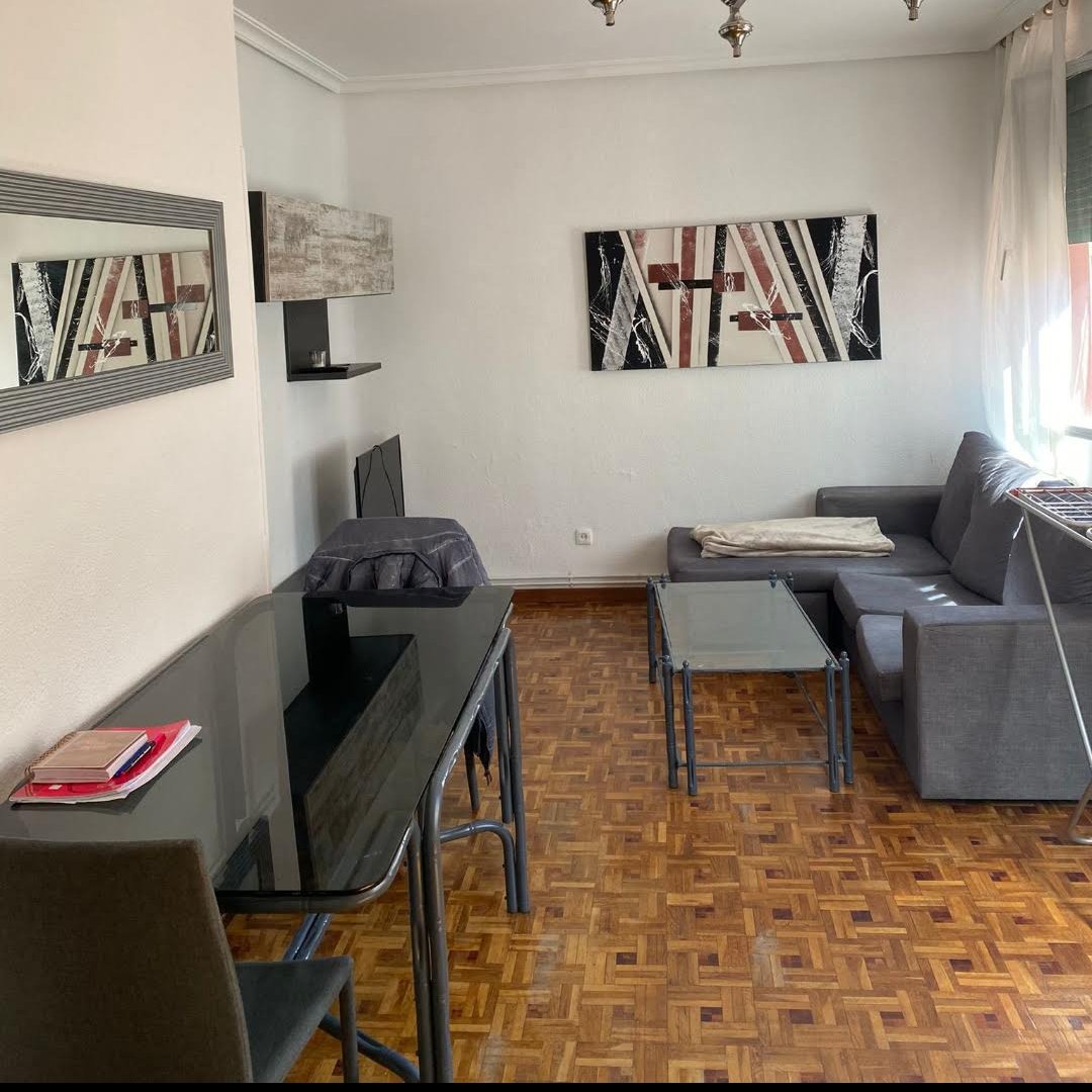 carodgon's tweet photo. hallooooo se queda una habitación libre en mi piso (de madrid) para el mes que viene! es un pisito para dos, súper cuco, súper luminoso y en una zona súper tranquila y bien comunicada con el centro!!!! al lado del carmen y de ventas una maravilla se agradece difusión!!! 🫶 🫶 🫶 https://t.co/PH84U8RW4a
