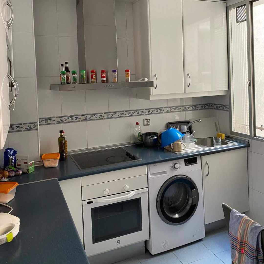 carodgon's tweet photo. hallooooo se queda una habitación libre en mi piso (de madrid) para el mes que viene! es un pisito para dos, súper cuco, súper luminoso y en una zona súper tranquila y bien comunicada con el centro!!!! al lado del carmen y de ventas una maravilla se agradece difusión!!! 🫶 🫶 🫶 https://t.co/PH84U8RW4a
