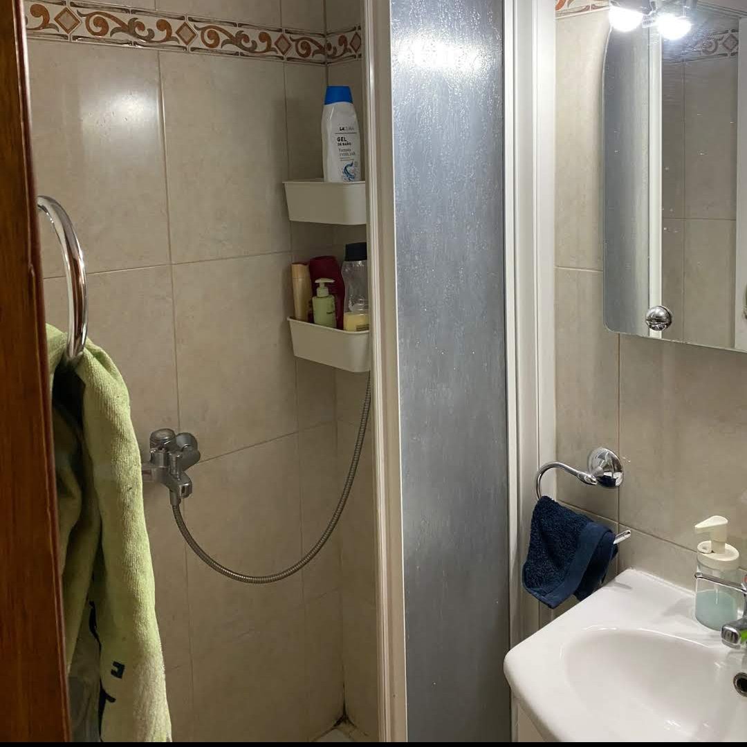 carodgon's tweet photo. hallooooo se queda una habitación libre en mi piso (de madrid) para el mes que viene! es un pisito para dos, súper cuco, súper luminoso y en una zona súper tranquila y bien comunicada con el centro!!!! al lado del carmen y de ventas una maravilla se agradece difusión!!! 🫶 🫶 🫶 https://t.co/PH84U8RW4a