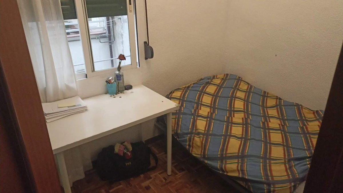 carodgon's tweet photo. hallooooo se queda una habitación libre en mi piso (de madrid) para el mes que viene! es un pisito para dos, súper cuco, súper luminoso y en una zona súper tranquila y bien comunicada con el centro!!!! al lado del carmen y de ventas una maravilla se agradece difusión!!! 🫶 🫶 🫶 https://t.co/PH84U8RW4a
