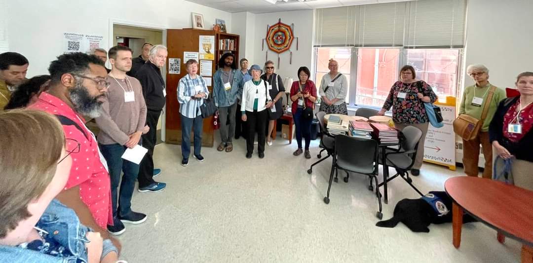 Minowaking debwemagad: Grateful to begin #CTSA2023 learning about American Indian life and practice in this place. Thank you, Turtle, for hosting the fire, and Mark from <a href="/UWM/">UW-Milwaukee</a> for speaking with us!

(Group 📸s: Carlos Mendoza-Álvarez)