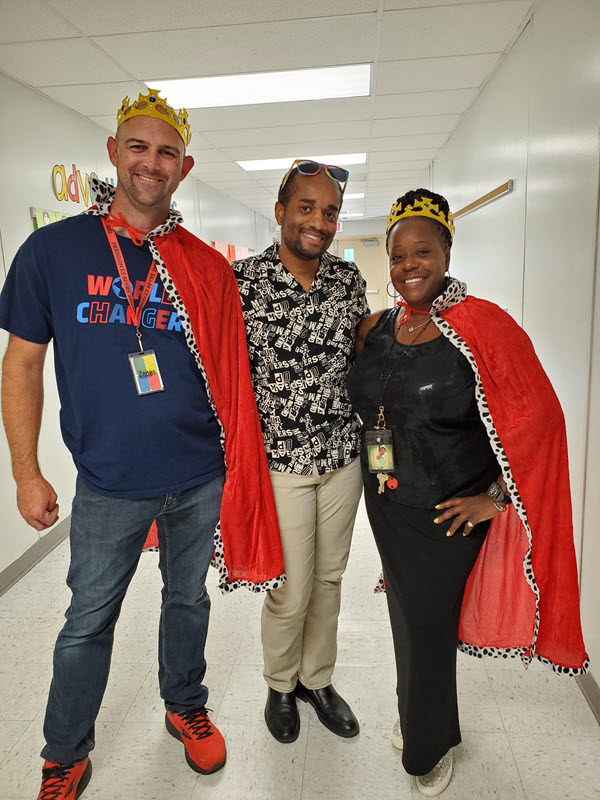 Herndon_ES's tweet photo. Herndon ES is celebrating "R" for royalty in our ABC Countdown to Summer! #YouBEElonghere https://t.co/SjpMFIuCgo