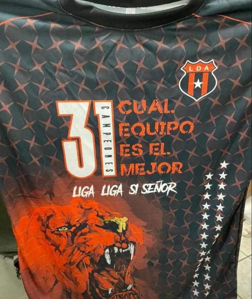 davidcalcha47's tweet photo. @ldacr @joel_campbell12 Y de paso presenten la nueva camiseta 🤡🤡🤣🤣🤣 

La grandeza no se compra con humo 🤫🤫🥱

Grande solo uno,  fue a Japón y no a pasear 🏆🏆💜💜💜🇯🇵🇯🇵 https://t.co/DgthxM0FlB