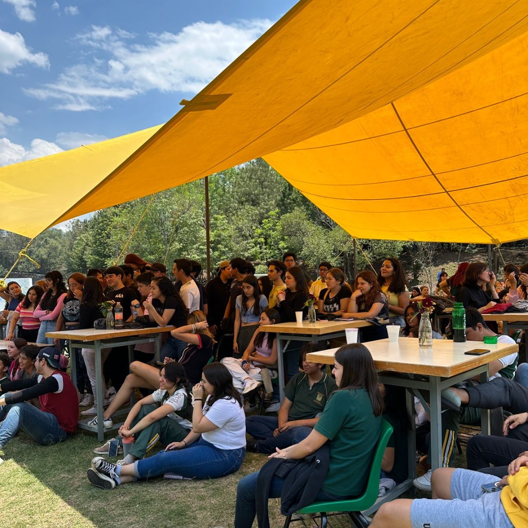 uicmx's tweet photo. ¡Así despedimos con emoción nuestro bachillerato UIC! Agradecidos por los momentos vividos y orgullosos de nuestro camino recorrido. 🎓 🎉
#DespedidaUIC #BachilleratoUIC #OrgulloUIC https://t.co/Yv3PbCdmvD