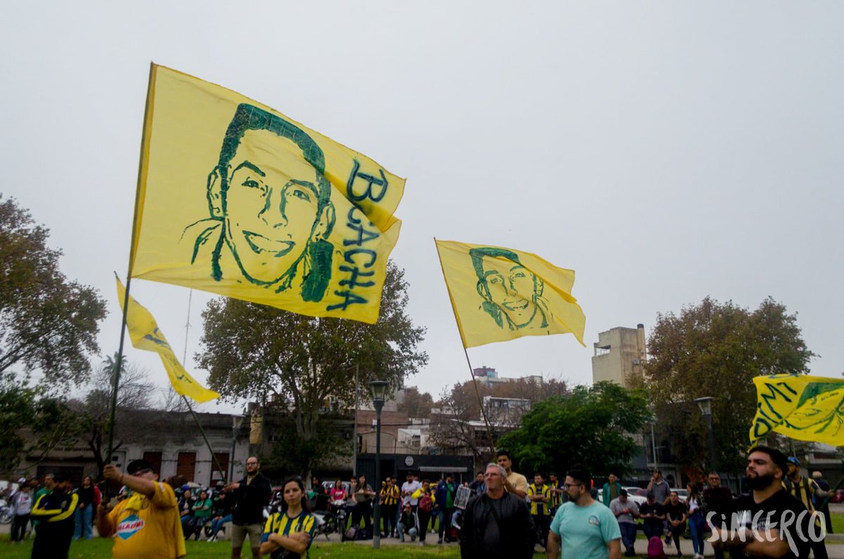 SinCerco's tweet photo. Caso Bocacha: el fallo es acorde a derecho o es una farsa

En el Centro de Justicia Penal, el tribunal dictaminó, por unanimidad, una absolución y tres condenas menores a los 13 años de prisión para los homicidas que mataron a Carlos Orellano. https://t.co/9UgPXRUGss