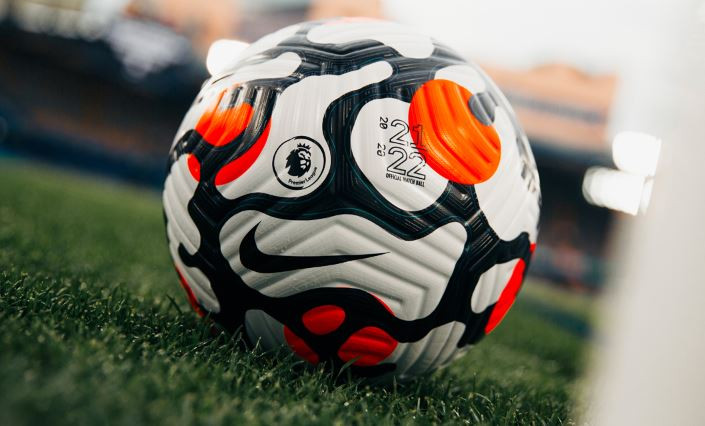 Im_Rofe's tweet photo. En la foto que acaba de subir el Toluca aparece este balón y ya no salen los logos de Under Armour en la ropa, sera una señal? 
#DiablosTwitteros #Toluca  @marquezz09 @AlanCdn_ @cartagol9 https://t.co/TxlwH6ZZ3Y